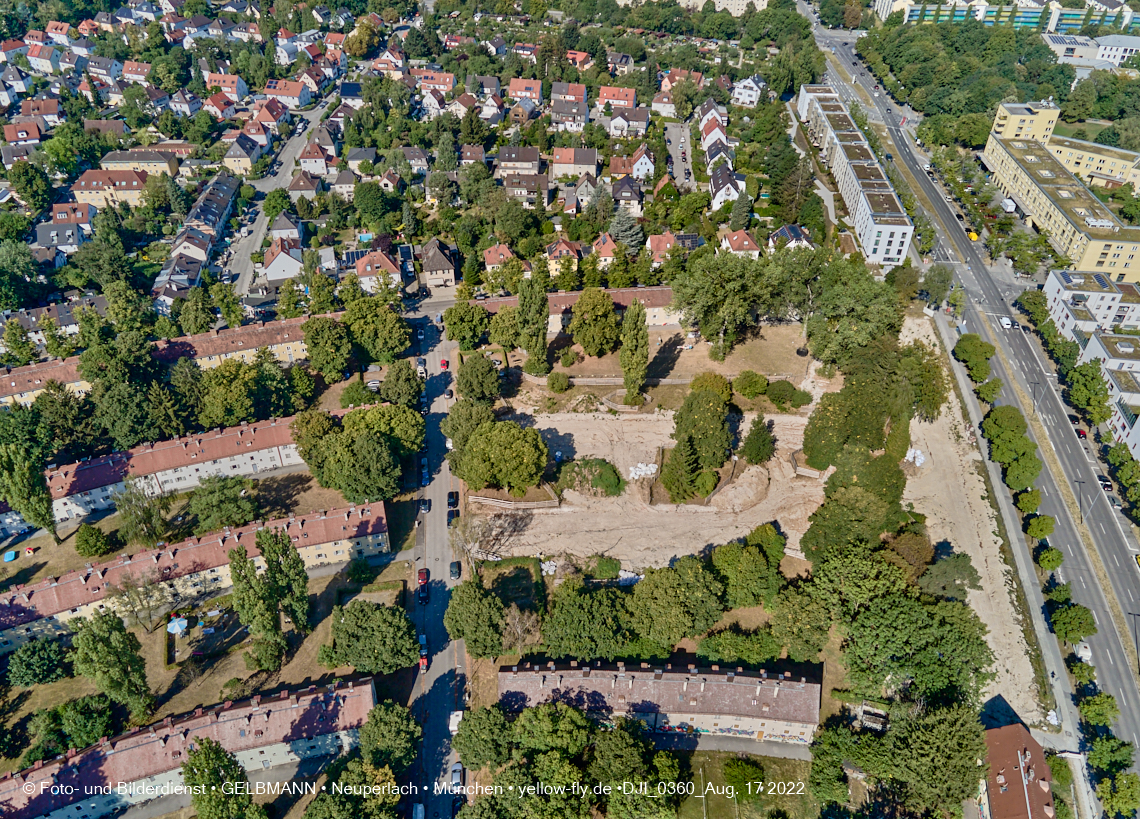 17.08.2022 - Luftbilder von der Baustelle Maikäfersiedlung in Berg am Laim